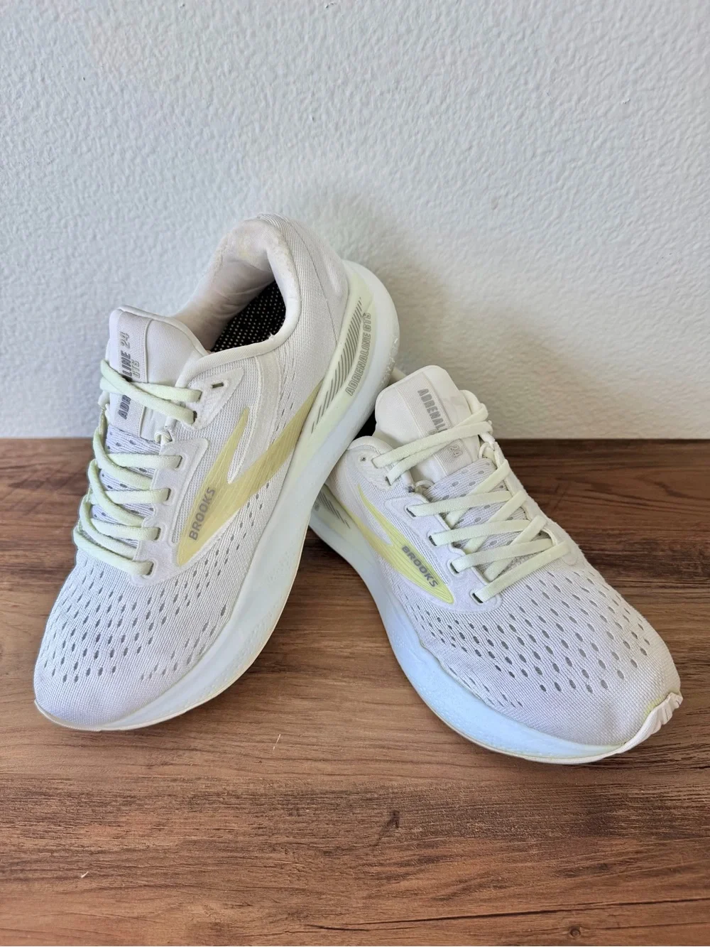 Brooks Women’s Adrenaline GTS 24 in White/Limpet Shell/Alloy (Size: 8.5-B)